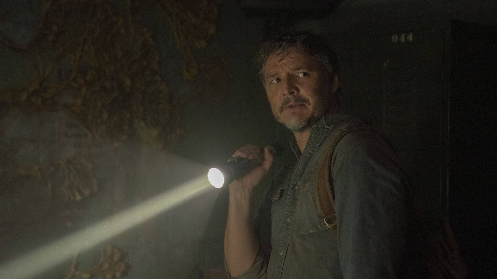 Joel com uma lanterna